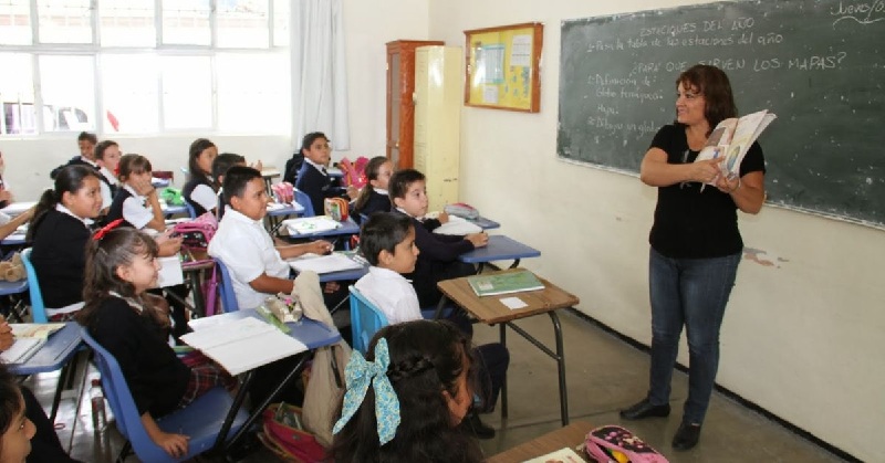 DOCENTES SE MANTIENEN ENTRE LAS PROFESIONES PEOR PAGADAS
