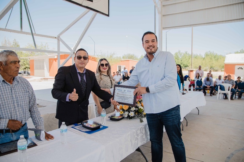 OTORGA COMUNIDAD RECONOCIMIENTO AL ALCALDE POR ACCIONES EN FAVOR DE LA EDUCACIÓN Y LA COMUNIDAD