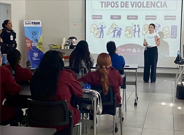 VISITA POLICÍA MUNICIPAL EMPRESA TEXTRON PARA BRINDAR PLATICAS PREVENTIVAS A MUJERES