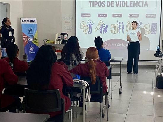 VISITA POLICÍA MUNICIPAL EMPRESA TEXTRON PARA BRINDAR PLATICAS PREVENTIVAS A MUJERES