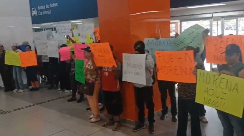 CON PROTESTAS FUERON RECIBIDOS ANDY LÓPEZ BELTRÁN Y ARIADNA MONTIEL EN CHIHUAHUA