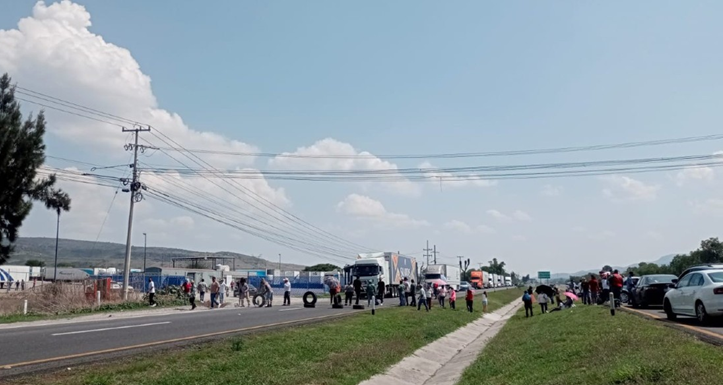 HABITANTES DE COMUNIDADES EN LOS LÍMITES ENTRE QUERÉTARO Y GUANAJUATO, PARA EXIGIR UNA SOLUCIÓN AL DESABASTO DE AGUA POTABLE 