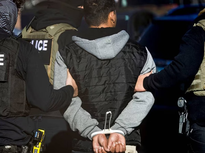 FALLO LIMITA LA CAPACIDAD DE ICE PARA DETENER MIGRANTES.