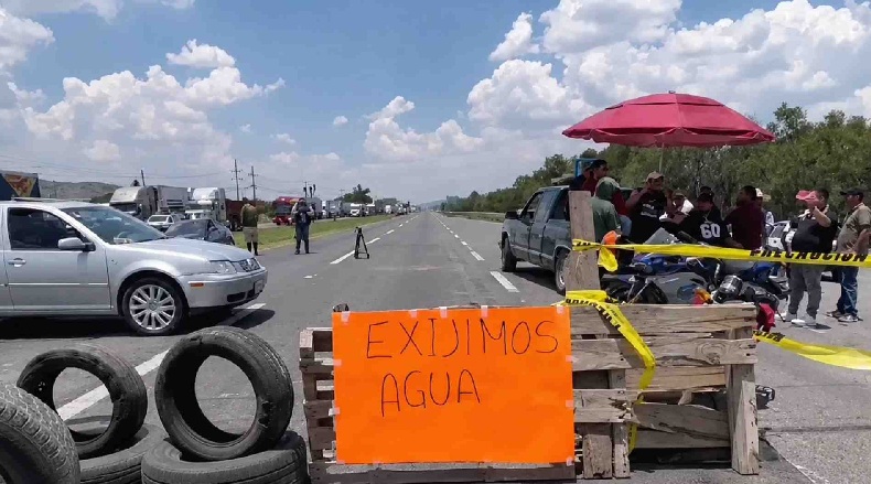 CONTINUAN BLOQUEANDO HABITANTES DE QUERÉTARO CARRETERA 57 PARA EXIGIR ABASTO DE AGUA