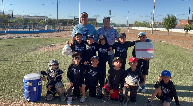 IMPULSA EL REGIDOR ADÁN GALICIA AL EQUIPO “RAYITAS” CON ENTREGA DE MATERIAL DEPORTIVO
