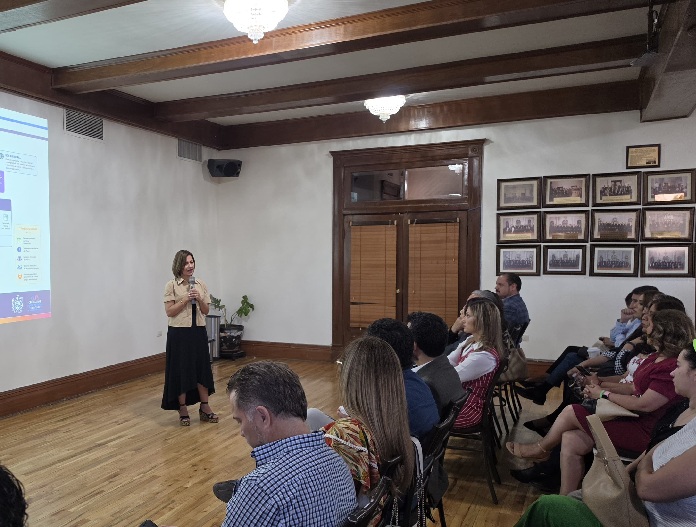 PARTICIPA REGIDORA ISELA MARTÍNEZ EN SESIÓN DE LA RED EMPRENDE CHIHUAHUA
