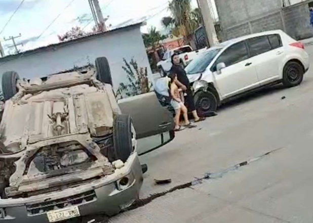VUELCAN JÓVENES SU VEHÍCULO TRAS CHOCAR AUTO EN LA PALESTINA