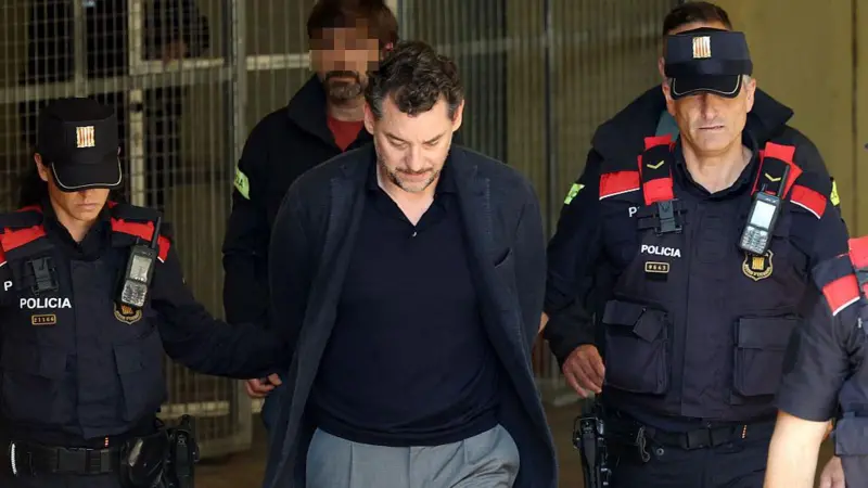 ACUSAN AL HIJO DEL FUNDADOR DE MANGO DEL HOMICIDIO DE SU PADRE.