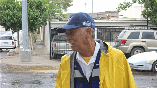 CON UNA SONRISA, DON ISIDORO PROTEGE A ESTUDIANTES COMO PARTE DE “ABUELO POLICÍA 2026”