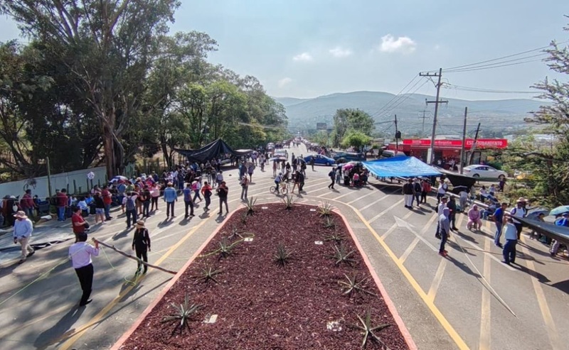ELEMENTOS DE LA SECCIÓN 22 ACUDIERON AL AEROPUERTO DE OAXACA PARA MANIFESTARSE