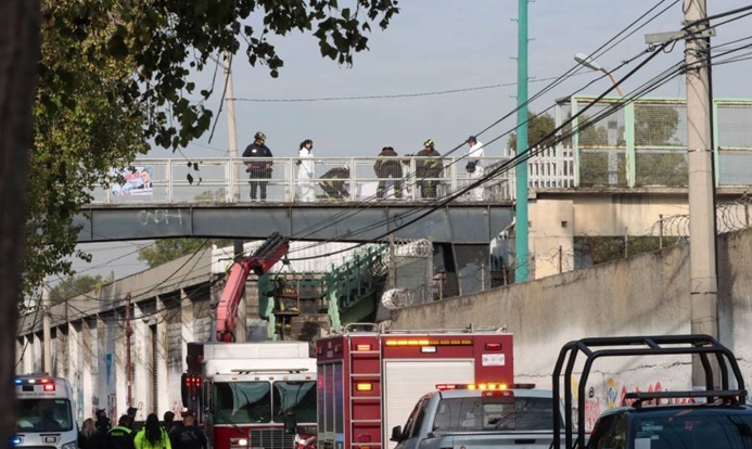 MUJER SE LANZÓ DE PUENTE PEATONAL EN CDMX