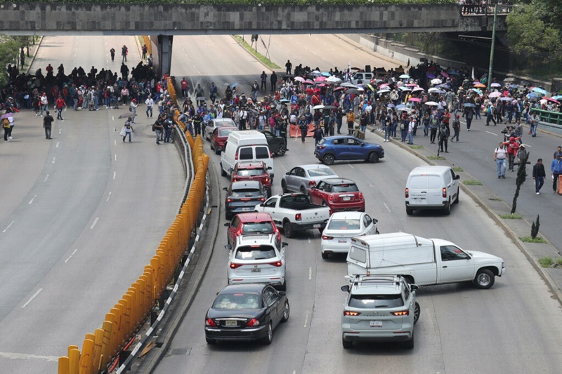 INTEGRANTES DE LA CNTE BLOQUEARON CIRCUITO INTERIOR Y USARON SEPARADORES COMO BARRICADAS PARA IMPEDIR EL PASO VEHICULAR