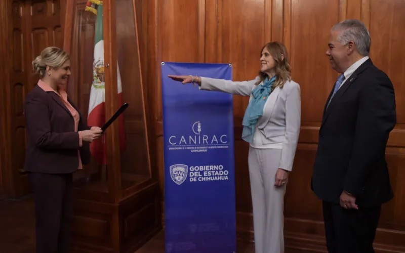 MARU CAMPOS TOMA PROTESTA A PATRICIA HERNÁNDEZ COMO PRESIDENTA DE CANIRAC CHIHUAHUA