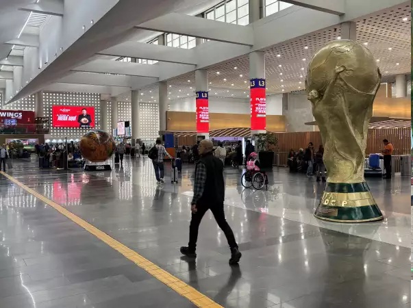 AICM LA PRINCIPAL PUERTA DE ENTRADA AÉREA DEL PAÍS LLEGA LISTA PARA RECIBIR A LOS AFICIONADOS DEL MUNDIAL, AUNQUE LOS PASILLOS, TAXIS Y COMERCIOS TODAVÍA OPERAN LEJOS DE LAS EXPECTATIVAS.