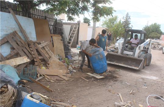 RETIRA GOBIERNO MUNICIPAL 20 TONELADAS DE BASURA Y TILICHES DE VIVIENDA EN LA COLONIA NUEVO TRIUNFO