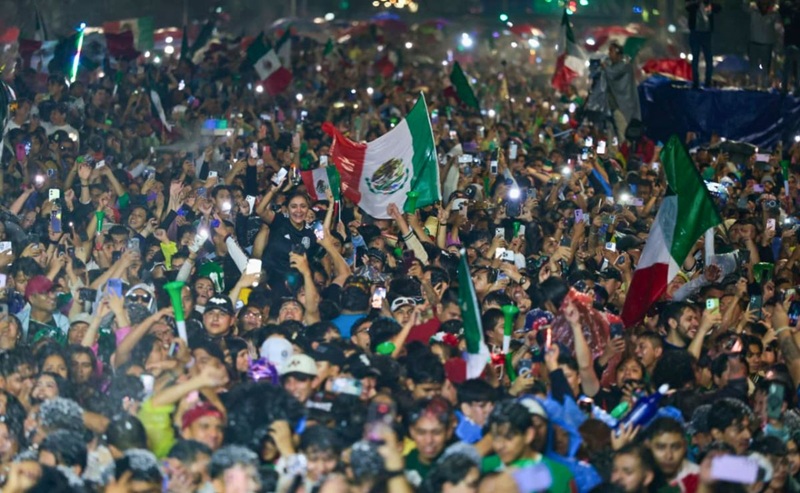 MILES DE PERSONAS TOMARON LAS CALLES DE LA CDMX PARA CELEBAR LA VICTORIA DE MÉXICO SOBRE COREA DEL SUR