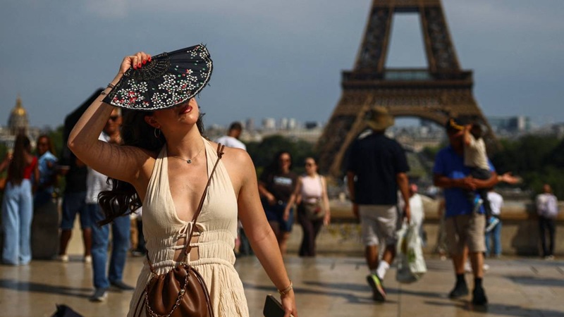 MUEREN 2 NIÑOS, ESCUELAS CIERRAN Y TEMPERATURAS ROMPEN RÉCORDS EN EUROPA