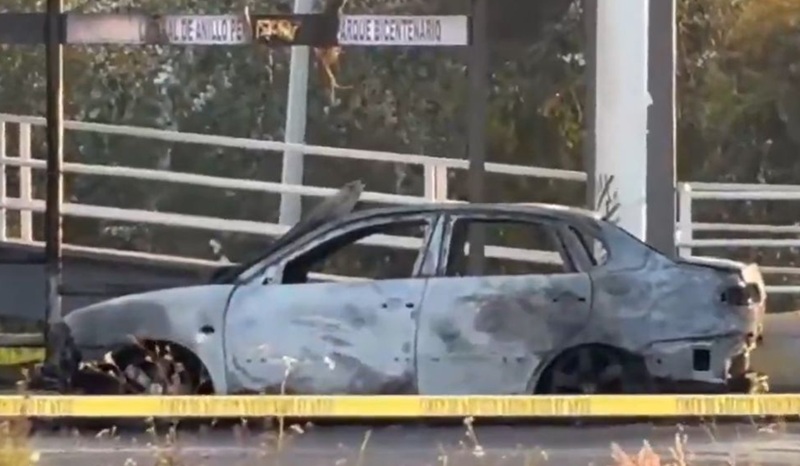 UN AUTOMÓVIL FUE ABANDONADO E INCENDIADO CON DOS CUERPOS DENTRO, SOBRE EL PERIFÉRICO ECOLÓGICO DE PUEBLA
