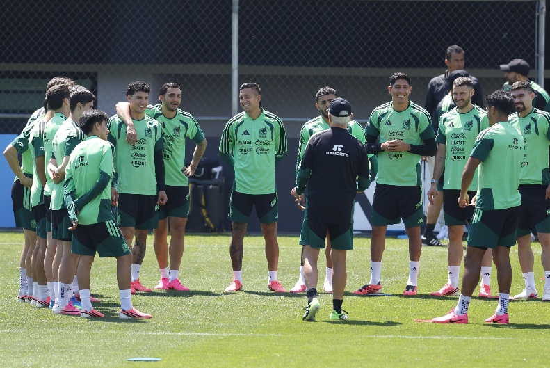 MÉXICO LLEGA AL CHOQUE CON CHEQUIA CON LA CIMA DEL GRUPO AMARRADA, LO QUE PERMITIRÁ A JAVIER AGUIRRE MOVER SUS PIEZAS