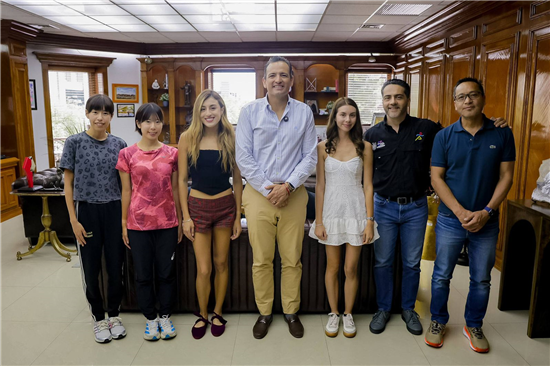 SE REÚNE MARCO BONILLA CON CAMPEONAS INTERNACIONALES DE MARCHA ALEGNA GONZÁLEZ Y XIMENA SERRANO