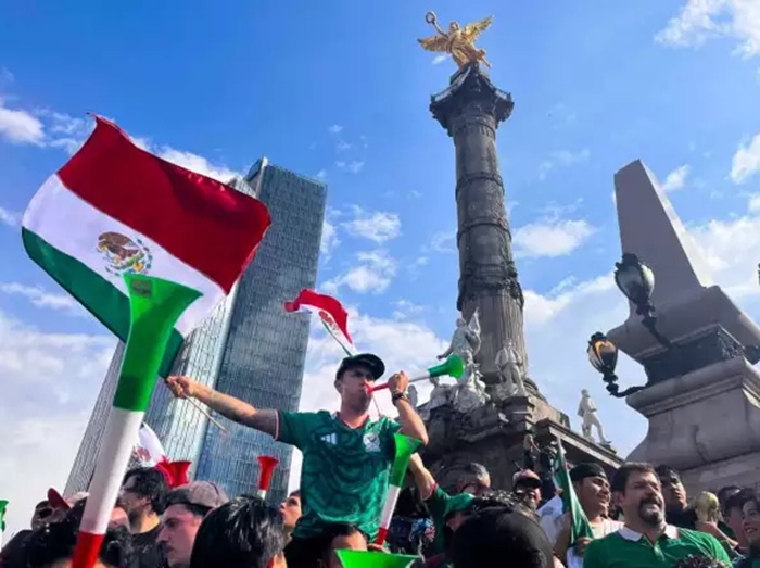 MILES DE AFICIONADOS MEXICANOS SE REÚNEN ESTA NOCHE EN EL ÁNGEL DE LA INDEPENDENCIA PARA VER EL PARTIDO MÉXICO-CHEQUIA. 