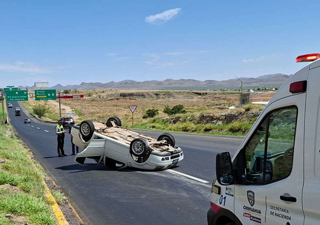 RESULTAN 3 LESIONADOS EN VOLCADURA SOBRE CARRETERA A JUÁREZ