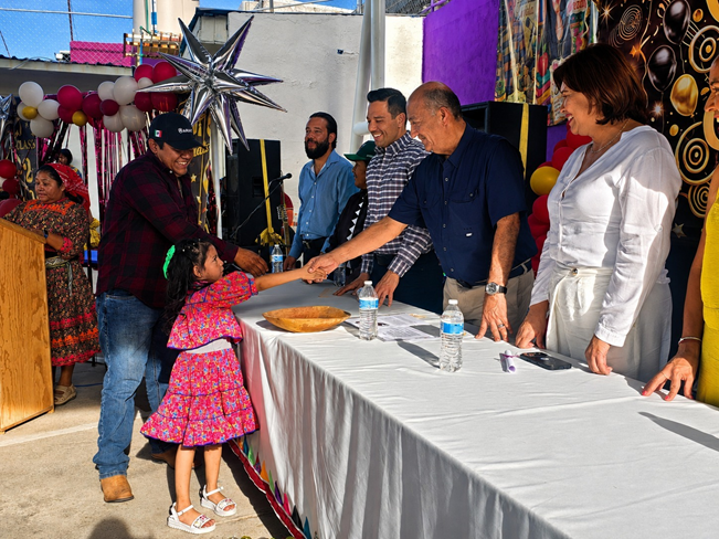 ENCABEZAN AUTORIDADES EDUCATIVAS CEREMONIA DE FIN DE CURSOS EN ESCUELAS INDÍGENAS DEL ASENTAMIENTO EL OASIS