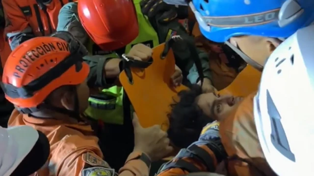 UN JOVEN LOGRÓ SALIR CON VIDA TRAS 106 HORAS BAJO LOS ESCOMBROS POR LOS TERREMOTOS DE VENEZUELA.