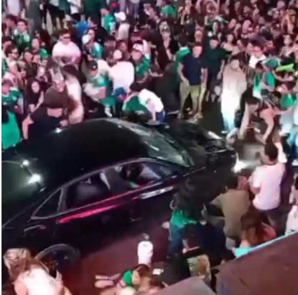 TRAS GOLPIZA MUERE CONDUCTOR QUE ATROPELLÓ A 17 PERSONAS EN LOS CABOS