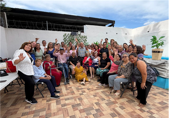 ADULTOS MAYORES SE PREPARAN PARA EL FESTIVAL REINA DE REINAS DEL MES DEL ABUELO