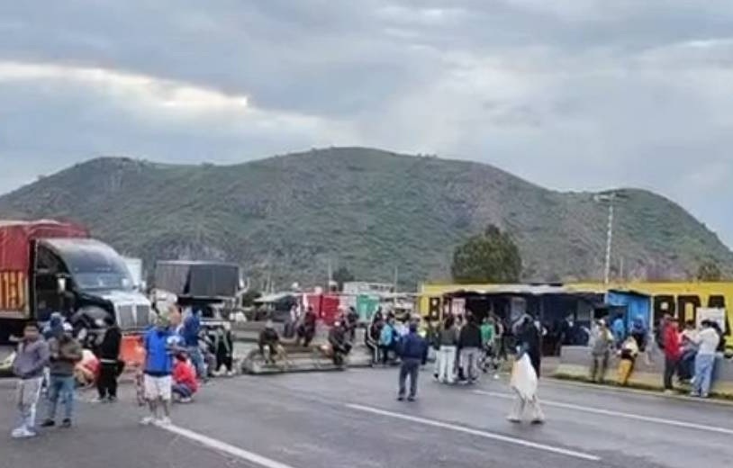 BLOQUEAN AUTOPISTA MÉXICO-PUEBLA.