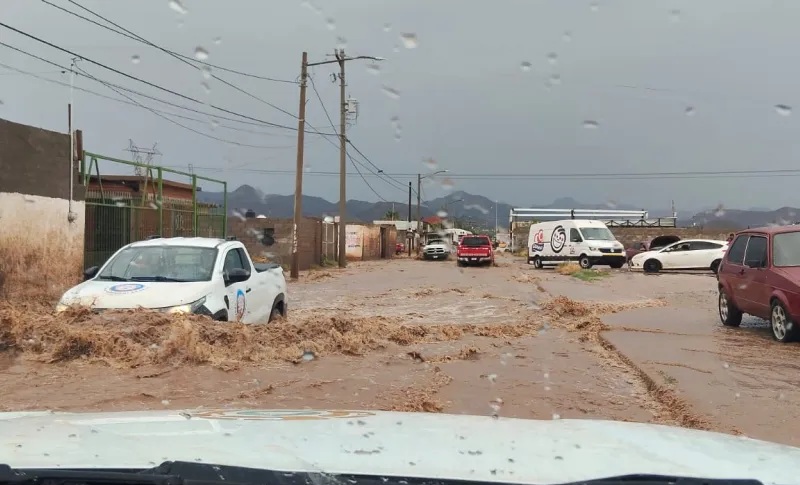 URGE PROTECCIÓN CIVIL A LA POBLACIÓN A QUE EVITE CRUZAR POR ARROYOS Y CALLES INUNDADAS