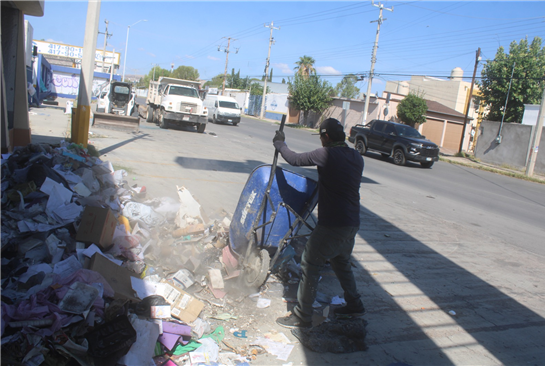 RETIRA GOBIERNO MUNICIPAL 5.8 TONELADAS DE BASURA DE LOCAL ABANDONADO E INCENDIADO