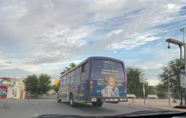 BLOQUEA CHOFER DE LA RUTA SIMÓN BOLÍVAR EL TRÁFICO EN PLENO CENTRO