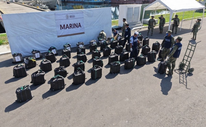 LA MARINA INCAUTÓ 1.5 TONELADAS DE COCAÍNA EN UNA OPERACIÓN EN COSTAS DE CHIAPAS Y DETUVO A CINCO PERSONAS