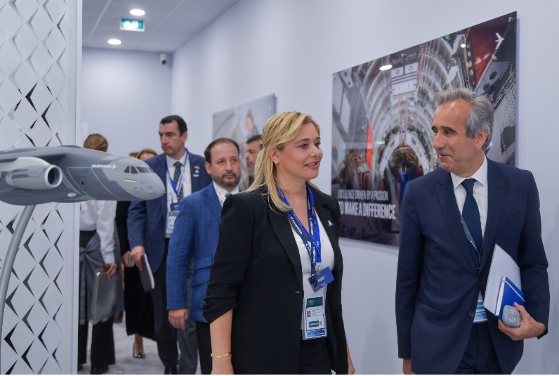 MARU CAMPOS SE REÚNE CON REPRESENTANTES DE EMBRAER EN FERIA AEROESPACIAL FARNBOROUGH 2026
