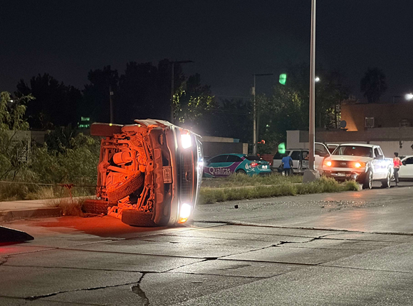 VUELCA AL CHOCAR CONTRA CAMIONETA Y POSTE EN LOS NOGALES