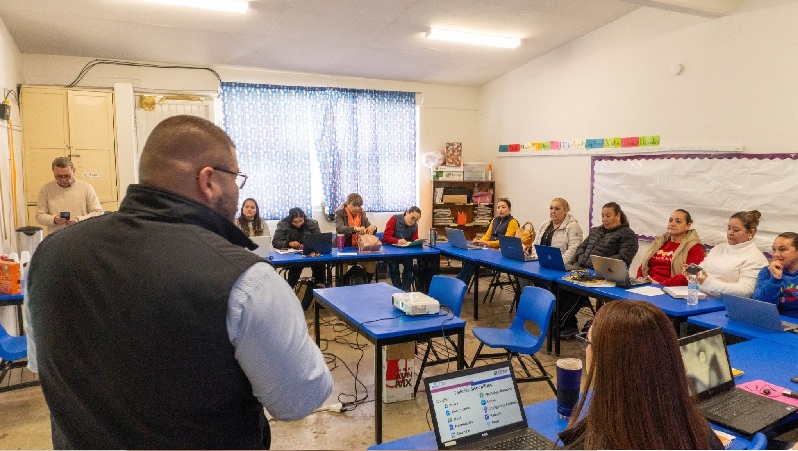 CAPACITAN A MIL 880 DOCENTES DE 436 ESCUELAS EN USO DE HERRAMIENTAS DIGITALES DURANTE EL CICLO 2025-2026