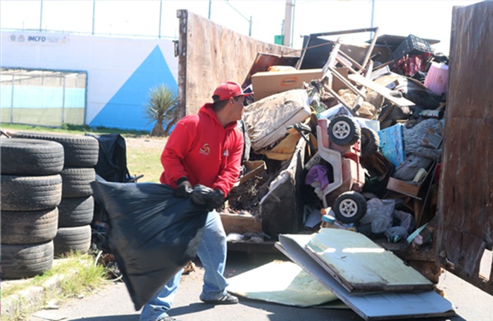 RETIRA MUNICIPIO 32 TONELADAS DE BASURA CON MEGA DESTILICHADERO DE CHIHUAHUA 2000