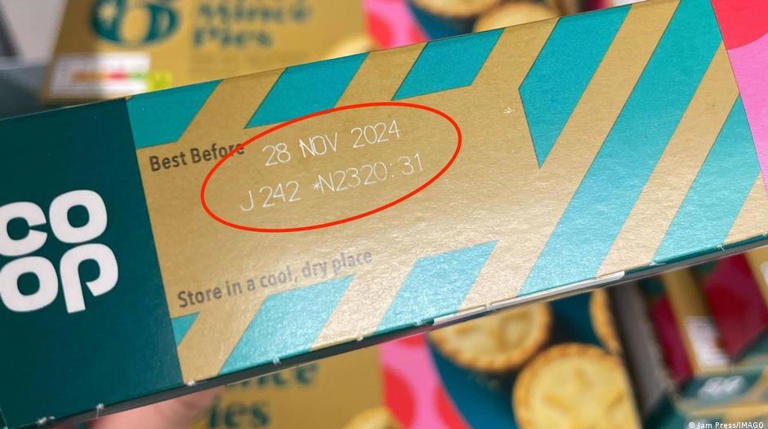 LOS EXPERTOS DICEN QUE ESO ES CASI SIEMPRE UN ERROR BOTAR LA COMIDA CUANDO APARECE VENCIDA EN EL ENVASE