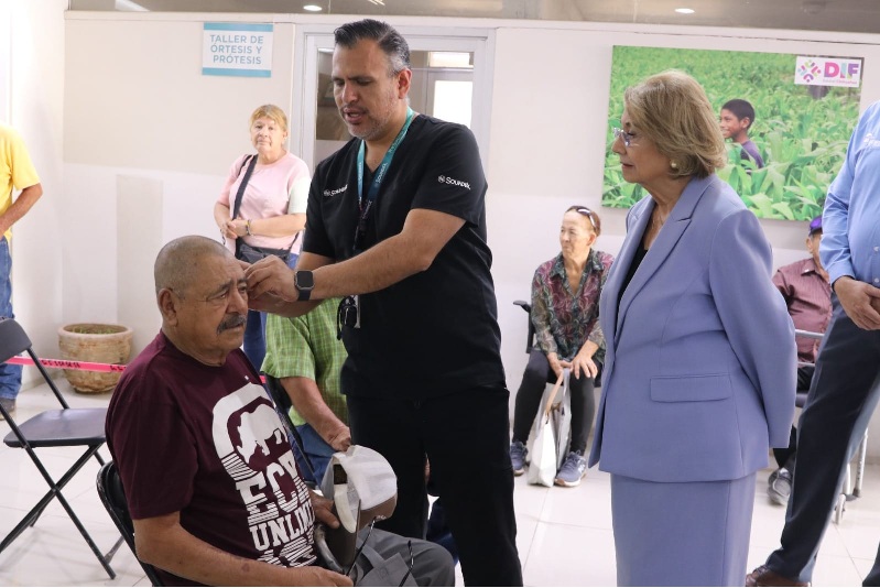 ENTREGA DIF ESTATAL AUXILIARES AUDITIVOS Y LENTES GRADUADOS DE 12 MUNICIPIOS DE LA REGIÓN CENTRO