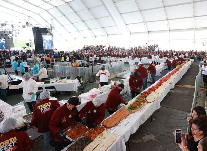 CONQUISTA RÉCORD GUINNES TORTA DE 1.5 TONELADAS