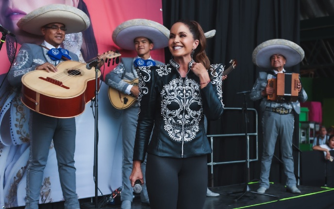 LUCERO SE PRESENTÓ EN LA CENTRAL DE ABASTO DE CDMX