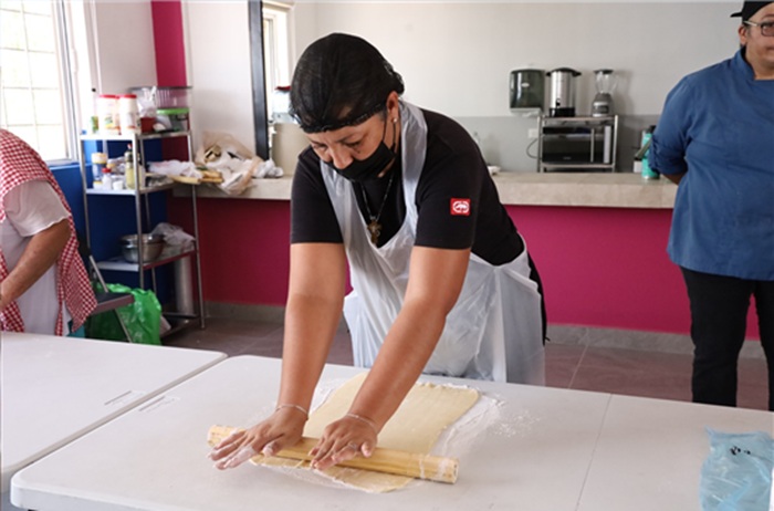 IMPULSA MUNICIPIO EL APRENDIZAJE DE OFICIOS CON CURSOS EN HOJALDRE Y PANADERÍA PARA MUJERES