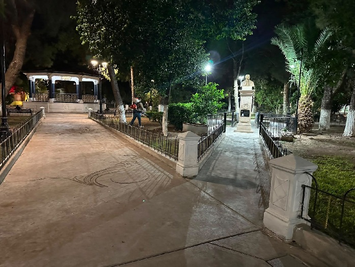 GOBIERNO MUNICIPAL Y JURISDICCIÓN SANITARIA REALIZAN FUMIGACIÓN EN PLAZAS Y PARQUES DE CAMARGO PARA EL CONTROL DE INSECTOS