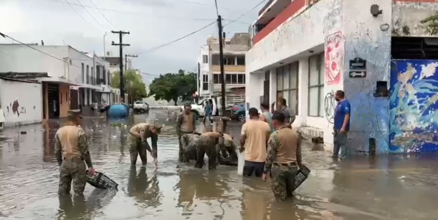 ELEMENTOS DE LA MARINA LLEVARON A CABO ACCIONES DE LIMPIEZA Y DESAZOLVE EN MAZATLÁN, ANTE LAS LLUVIAS DE LAS ÚLTIMAS HORAS
