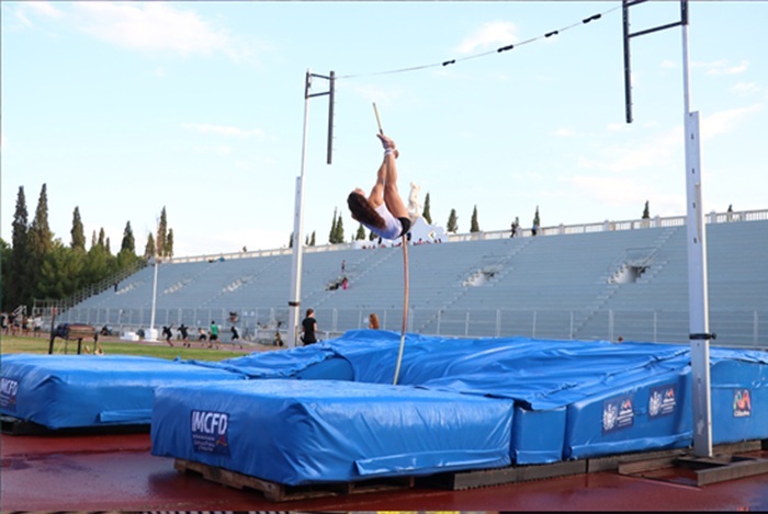 CUMPLE MARCO BONILLA CON ATLETAS: MUNICIPIO ENTREGA ZONA DE CAÍDA PARA SALTO CON GARROCHA