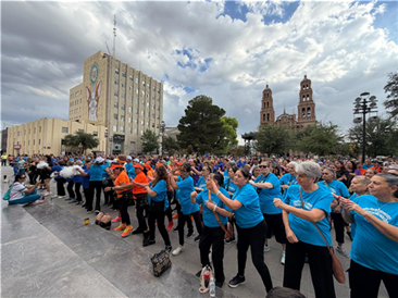 ABUELITOS Y ABUELITAS LLENAN DE MÚSICA Y BAILE LA PLAZA DE ARMAS CON EL MEGA ZUMBATÓN