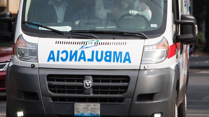 MUJER SE ARROJÓ DE AUTO PARA ESCAPAR DE EXPAREJA.