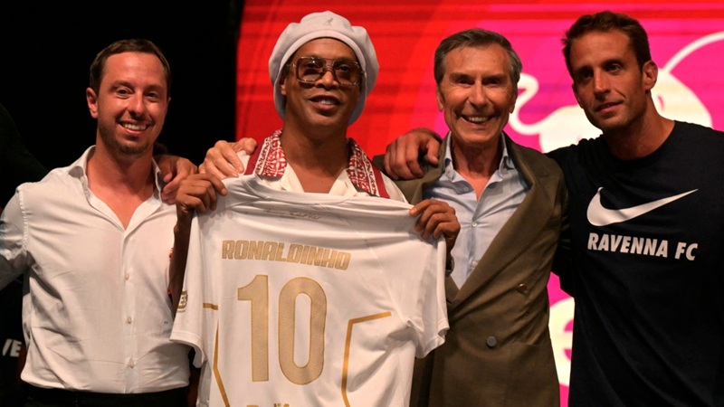 A LOS 46 AÑOS RONALDINHO REGRESA A LAS CANCHAS